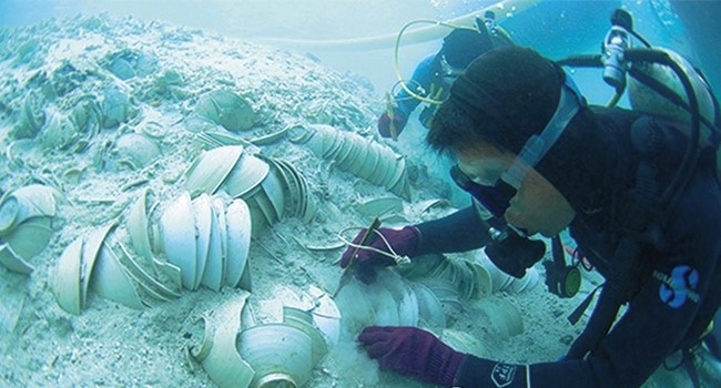 打捞“海底瓷”图片